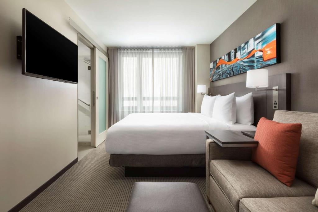 Hyatt Place New York City - Times Square的电视和&#47;或娱乐中心