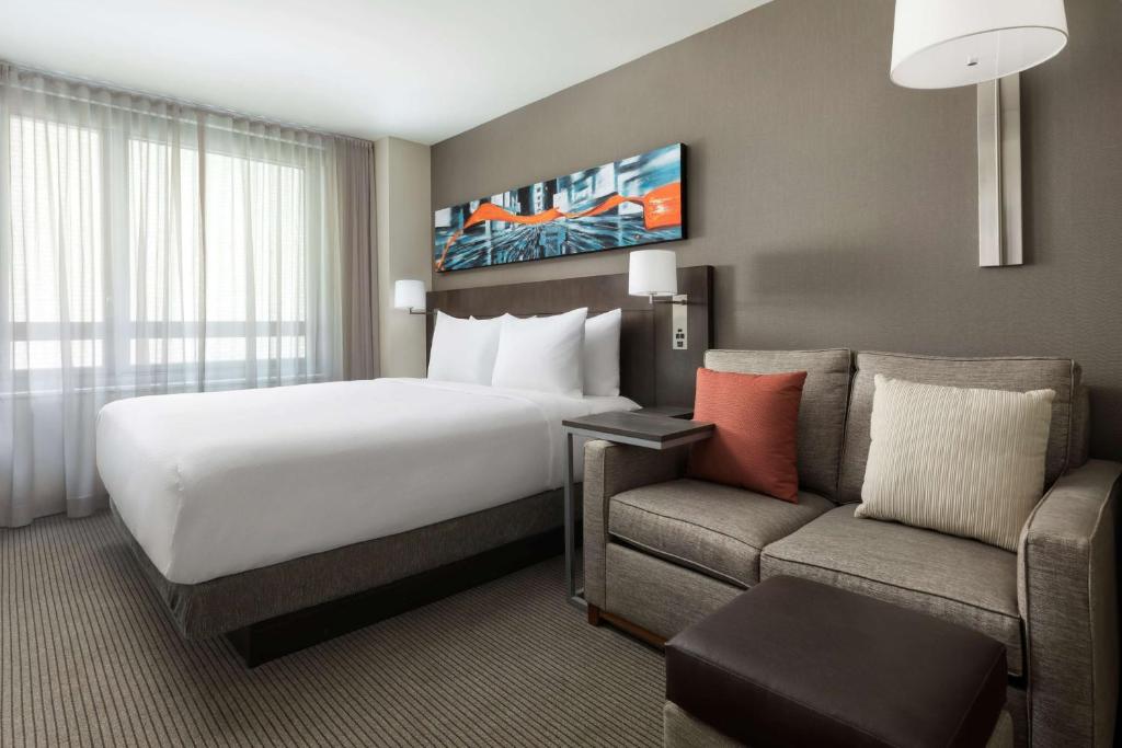 Hyatt Place New York City - Times Square客房内的一张或多张床位
