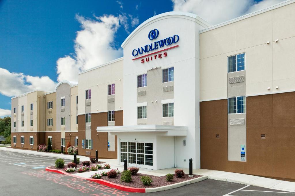 哈里斯堡Candlewood Suites Harrisburg I-81 Hershey Area, an IHG Hotel的 ⁇ 染卡莱瓦德套房酒店前方