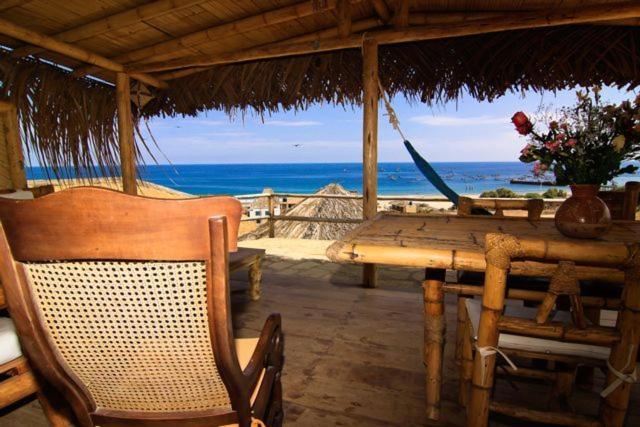 洛斯拉甘斯Oceanic Bungalows的桌椅和桌子,享有海景