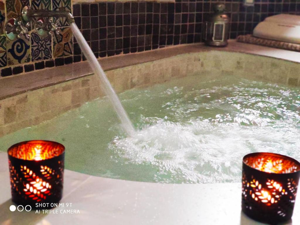 Cubas阿尔阿克萨拉Spa公寓的热水浴池,带两个蜡烛的喷泉
