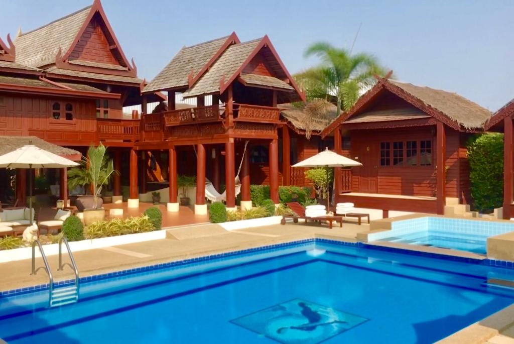 华欣达涅利度假村的一座带游泳池和度假村的别墅
