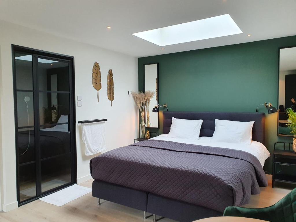 登堡Studio Smidt的一间卧室设有一张蓝色墙壁的大床