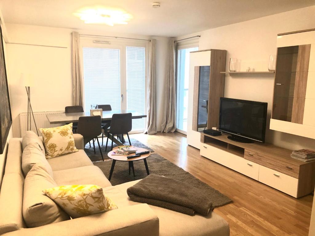 维也纳Amazing Austria Center Apartment near UNO City的带沙发和平面电视的客厅