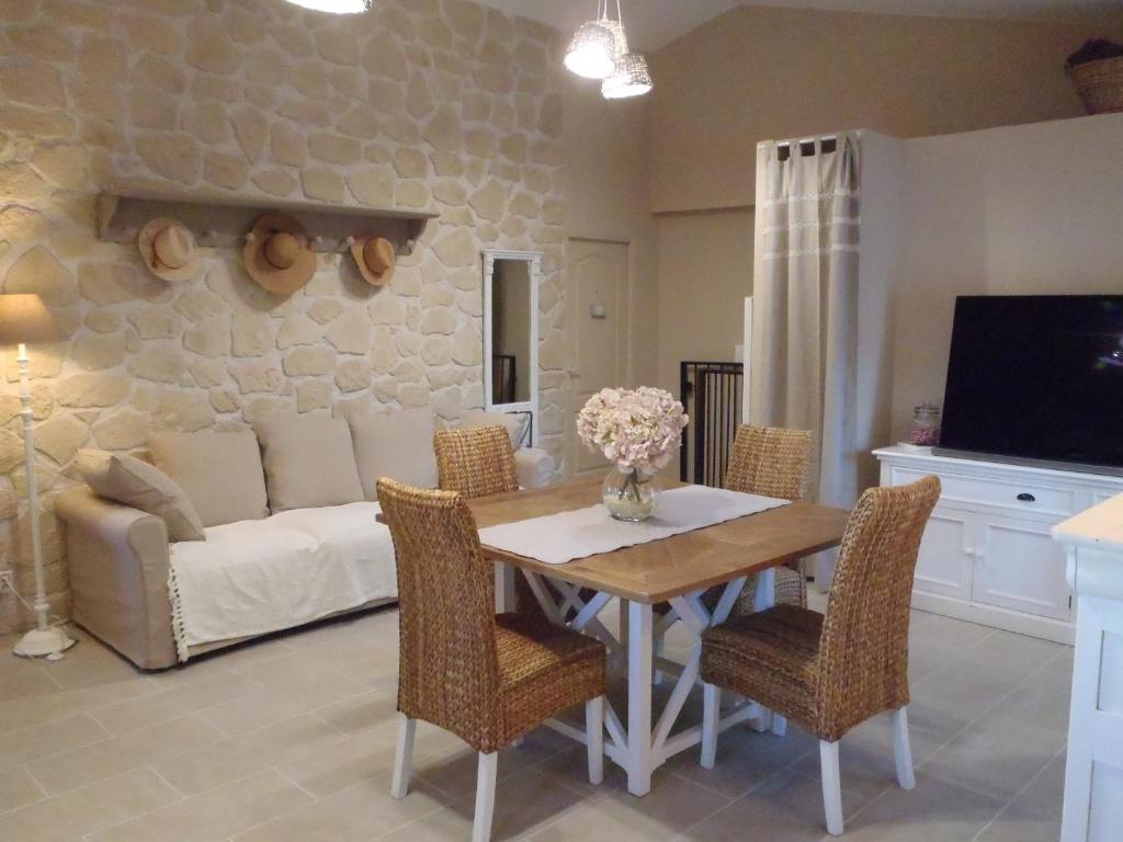博尼约Provence Luberon Bonnieux Location Gite Chez Basile的客厅配有桌子和沙发