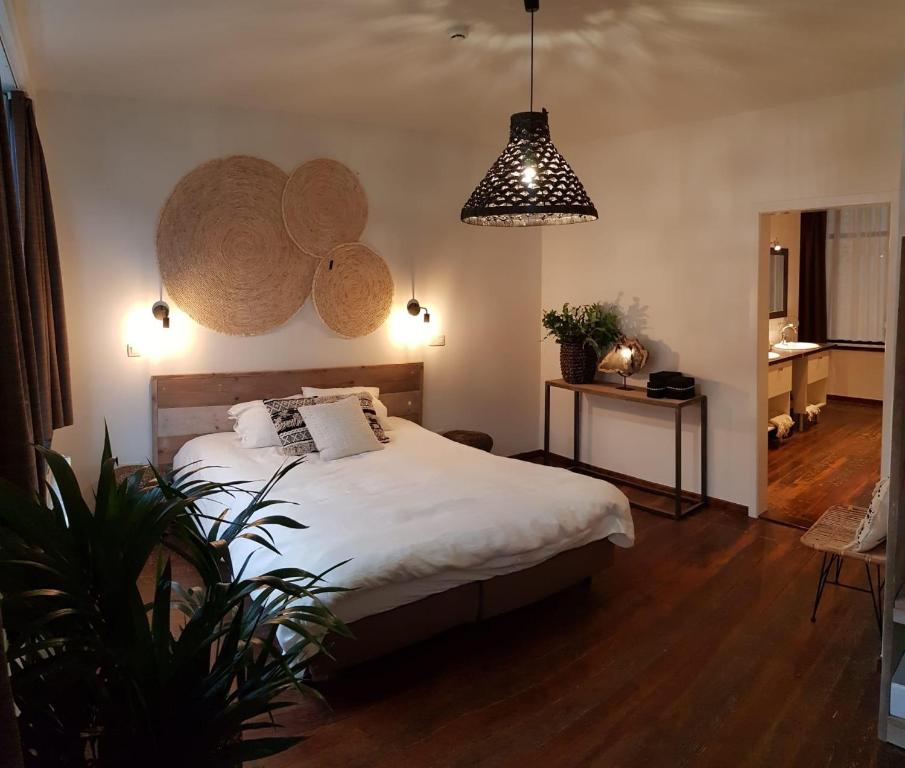 马塞克Anthos B&B的一间卧室配有一张床和盆栽植物