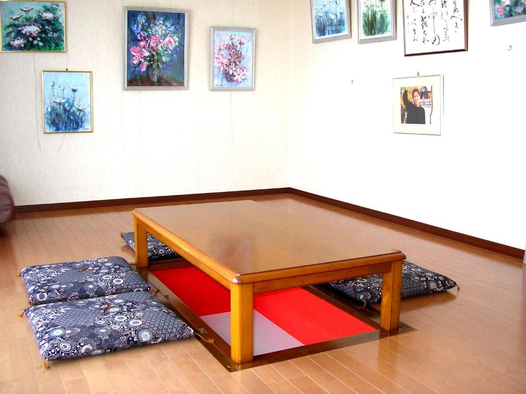Yatsuo民泊コスモス的墙上画作的咖啡桌