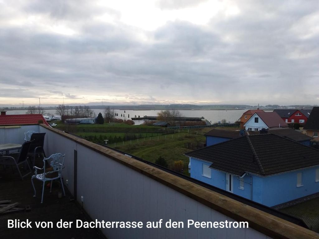 佩讷明德Haus Am Peenestrom的从房子屋顶上可欣赏到水景