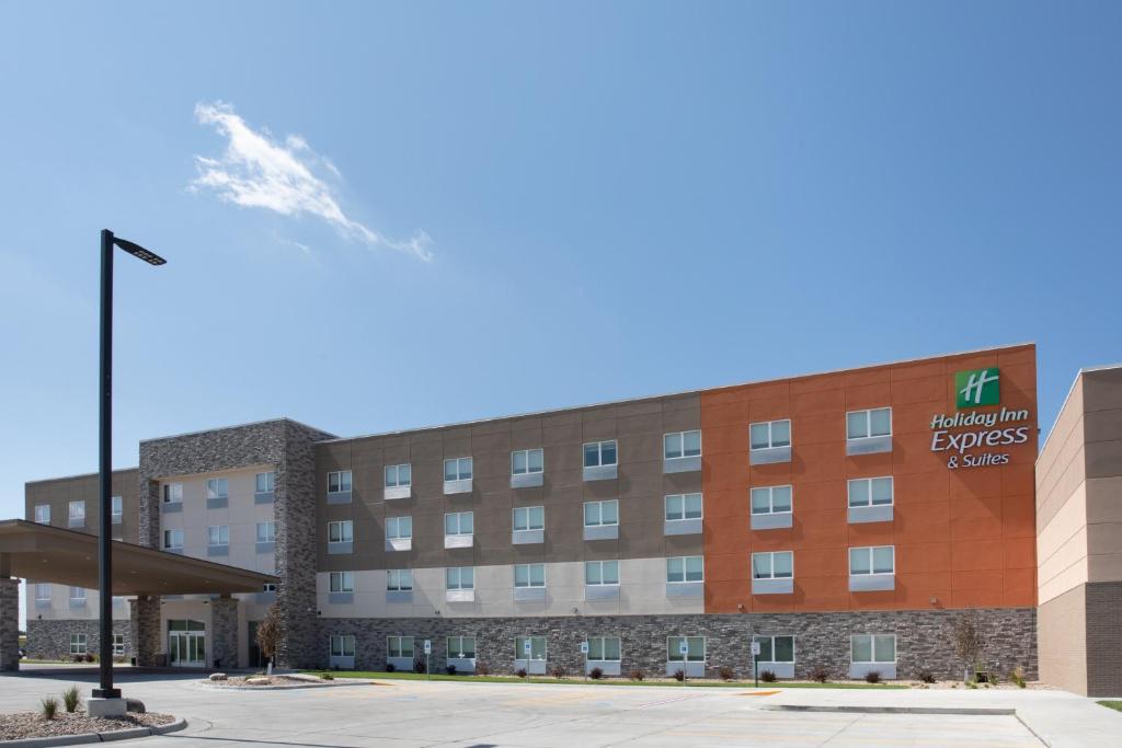 Dakota DunesHoliday Inn Express & Suites Sioux City North - Event Center, an IHG Hotel的假日酒店前方的图片