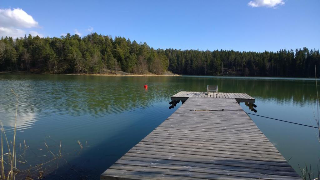 纳坦利Päiväkulma的一座位于湖面上的木船坞,后面有树木