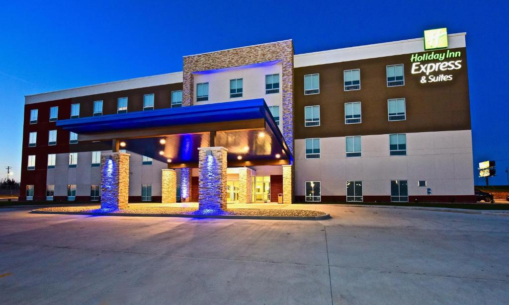 PerryvilleHoliday Inn Express & Suites - Perryville I-55, an IHG Hotel的酒店大楼设有蓝色灯光的大堂