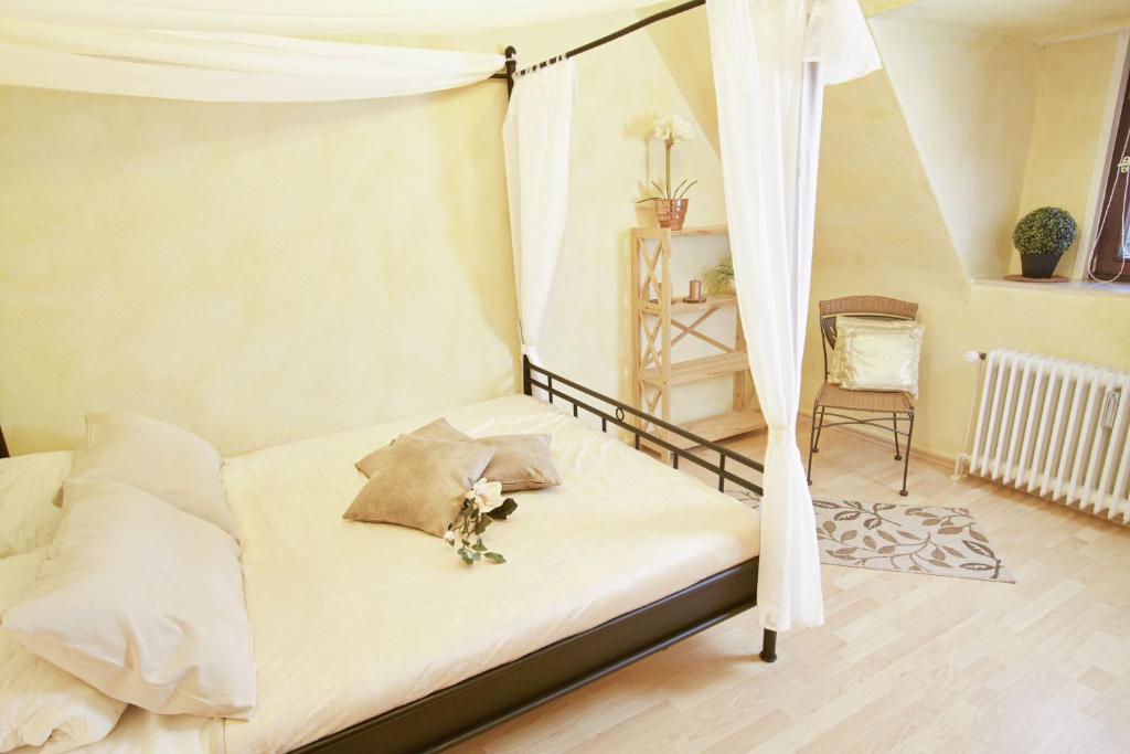 希尔克道夫Haus OstseeLicht的一间卧室配有一张带天蓬的床