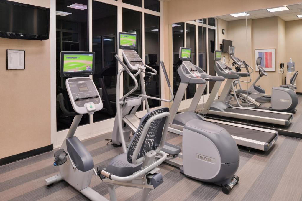 堪萨斯城堪萨斯城机场假日酒店的健身房设有跑步机和椭圆机