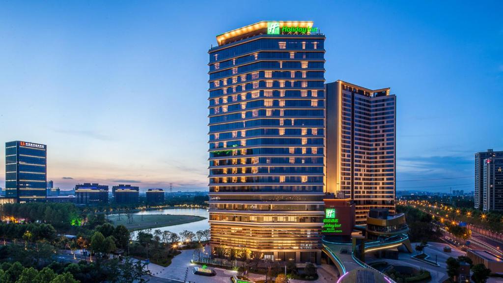 Jiangning南京上秦淮假日酒店 的一座高大的建筑,上面有灯