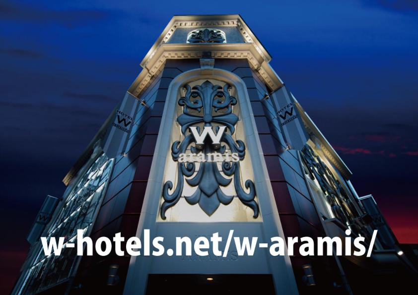 东京Hotel W-ARAMIS -W GROUP HOTELS and RESORTS-的建筑的侧面有标志