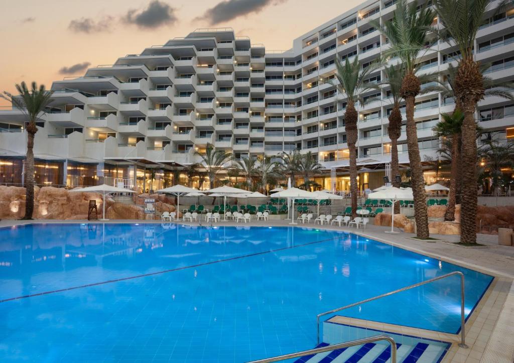 埃拉特Vert Hotel Eilat by AFI Hotels的酒店前方的大型游泳池