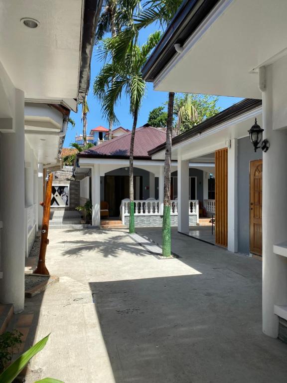 长滩岛Monallan Boracay Hotel的棕榈树房屋的庭院
