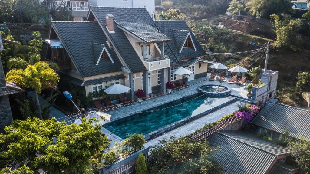 大叻大叻禅谷酒店的享有带游泳池的房屋的空中景致