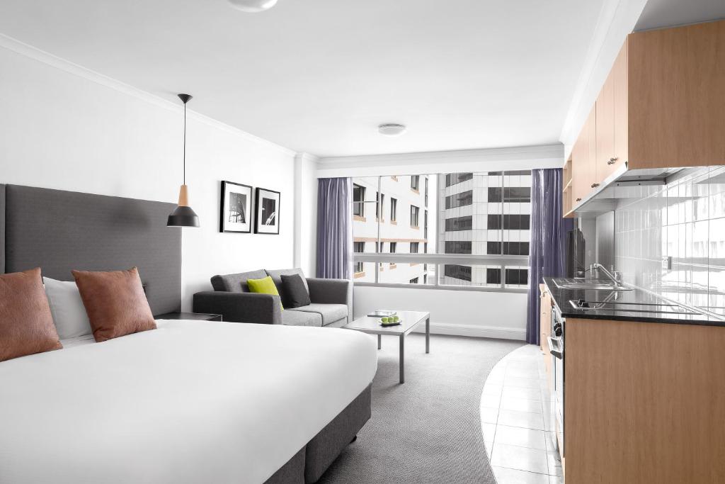悉尼曼特拉肯特酒店的酒店客房设有一张大床和一个厨房。