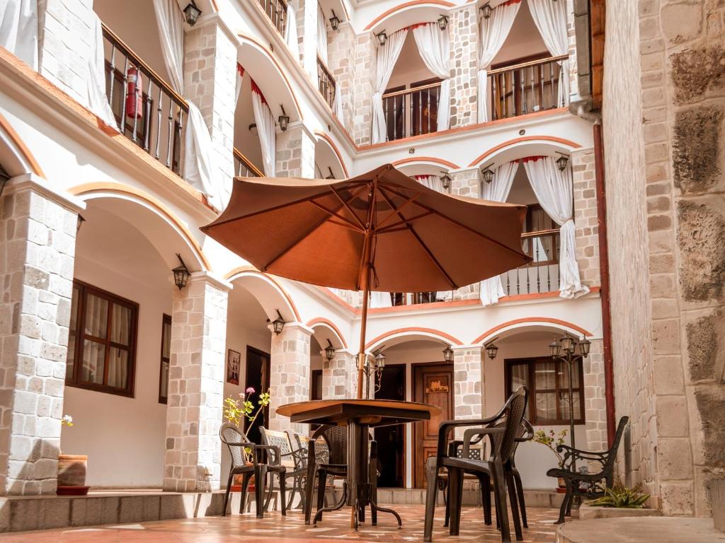 拉塔昆加拉塔昆加旅馆的大楼庭院里一张带雨伞的桌子