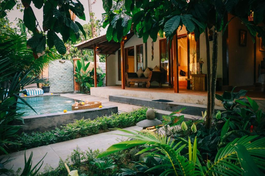 乌布Private Villa with nature atmosphere by Pondok Dino的庭院中带游泳池的房子