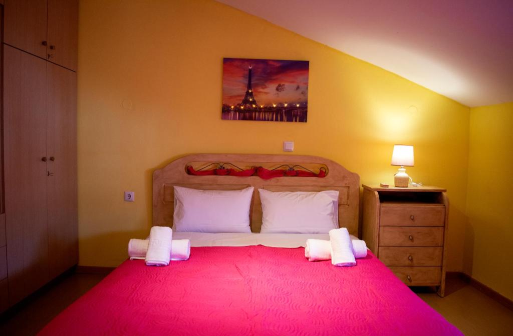 卡瓦拉Aegean View Apartment的一间卧室配有一张带红色毯子的大床