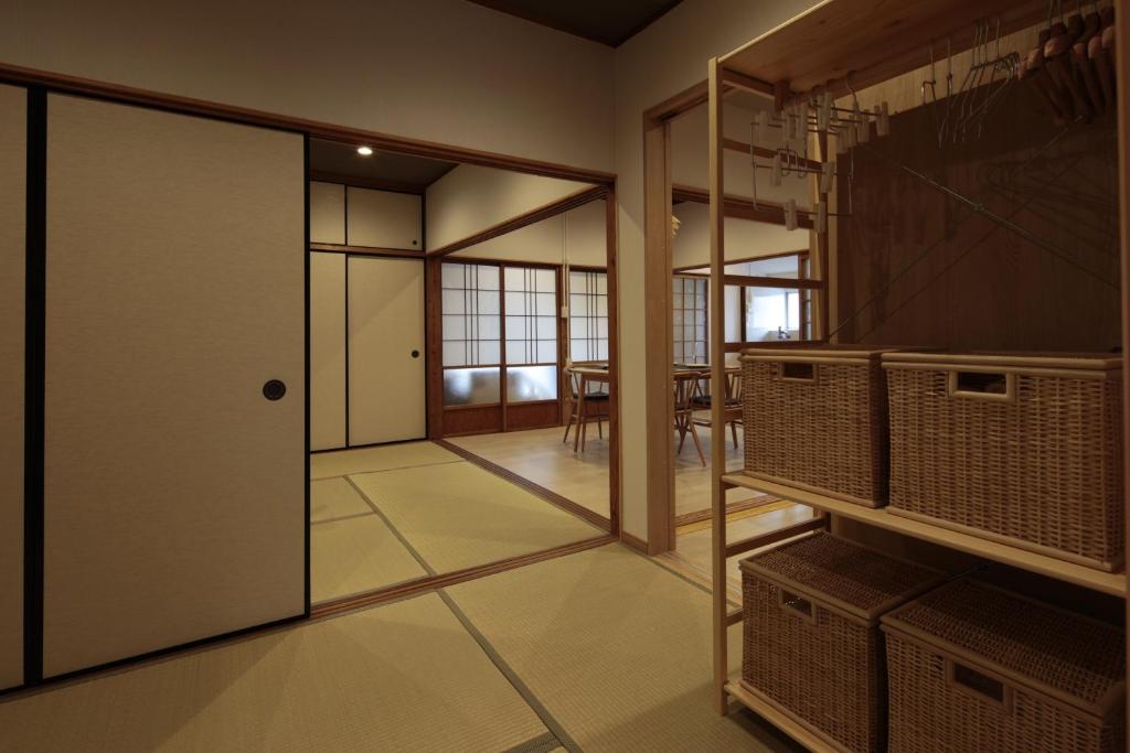 姶良市照宿 Terasu yado的一间设有门的房间,可通往用餐室