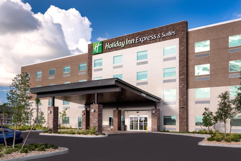 蓬塔戈尔达Holiday Inn Express & Suites - Punta Gorda, an IHG Hotel的医院建筑的 ⁇ 染