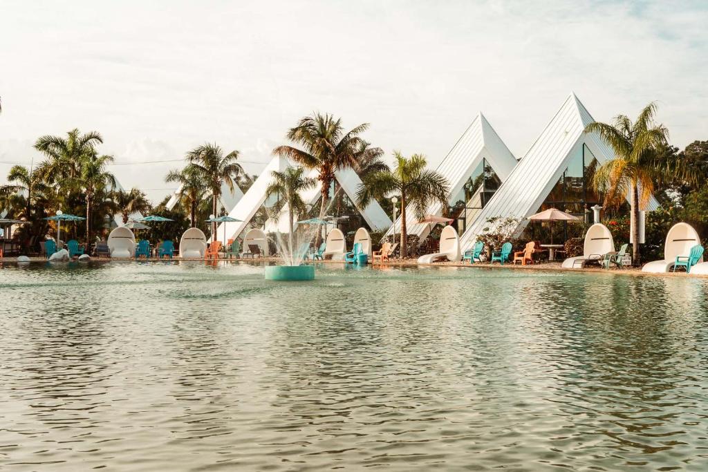 埃斯特罗佛罗里达金字塔度假屋的享有度假胜地游泳池的景色