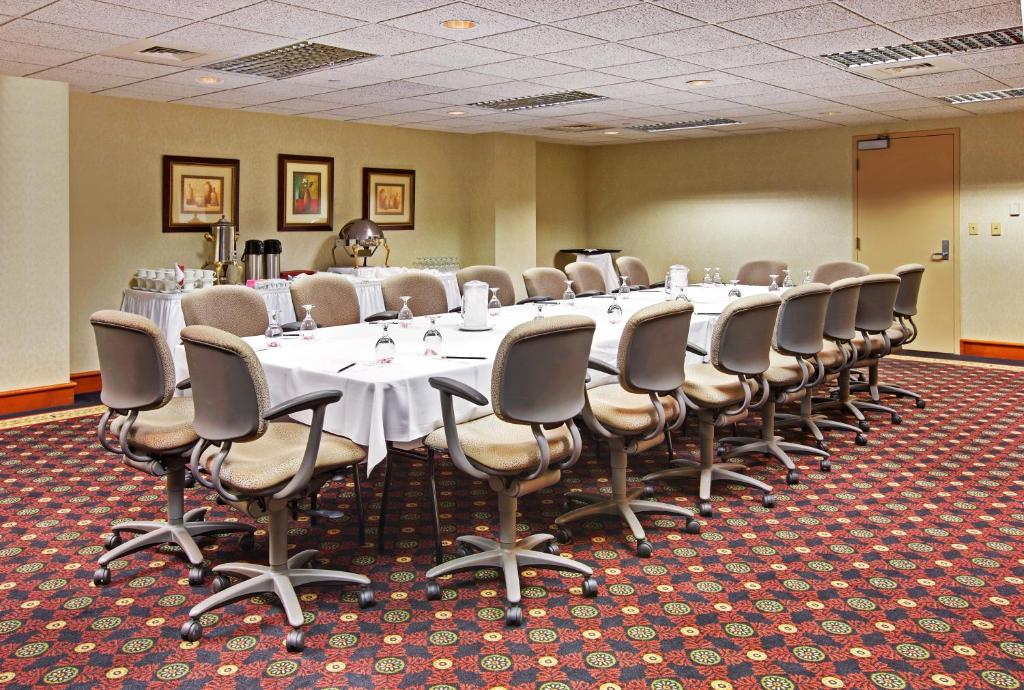 孟菲斯孟菲斯假日酒店 - 孟菲斯大学的一间会议室,配有长桌子和椅子