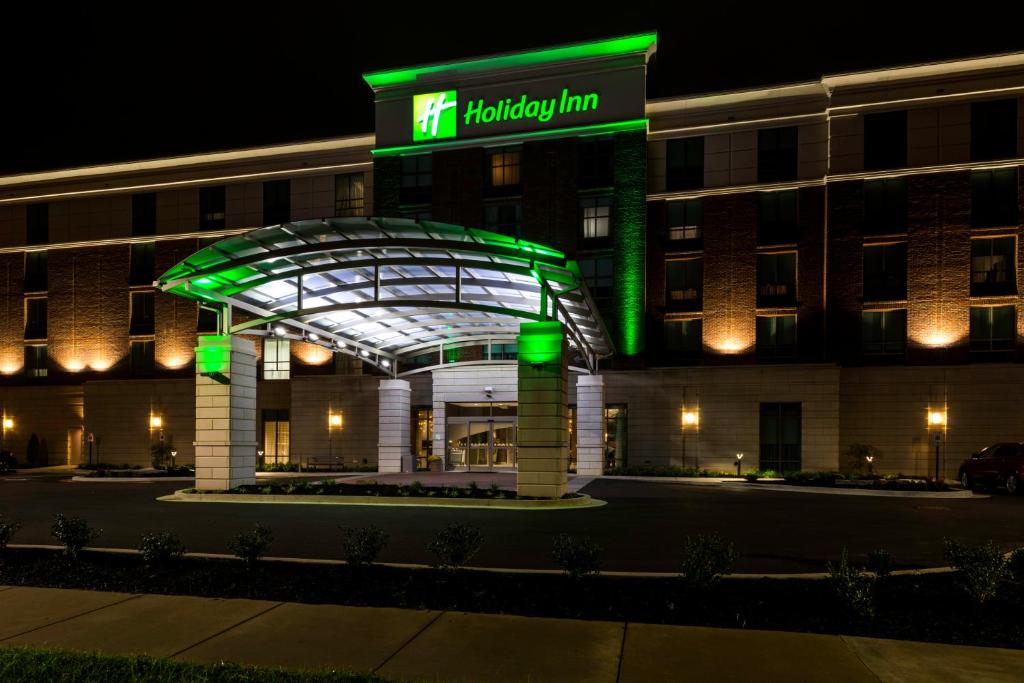 帕迪尤卡Holiday Inn Paducah Riverfront, an IHG Hotel的带有度假旅馆标志的酒店大楼