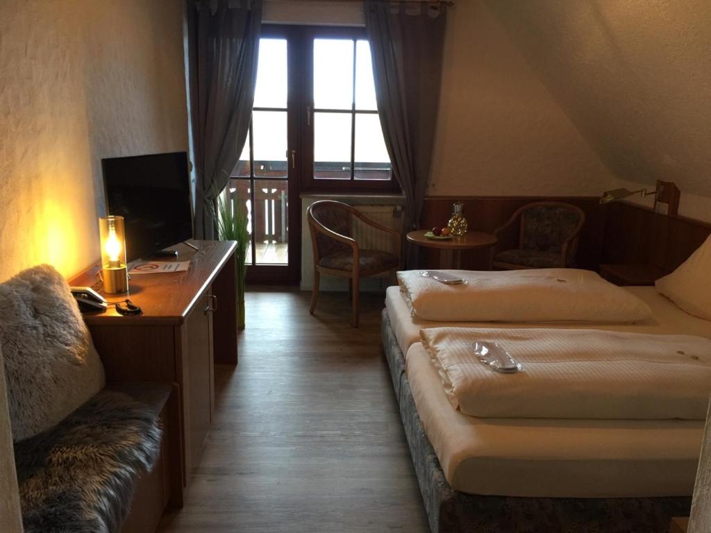 菲希特瑙斯托克穆勒景观酒店的酒店客房设有两张床和电视。