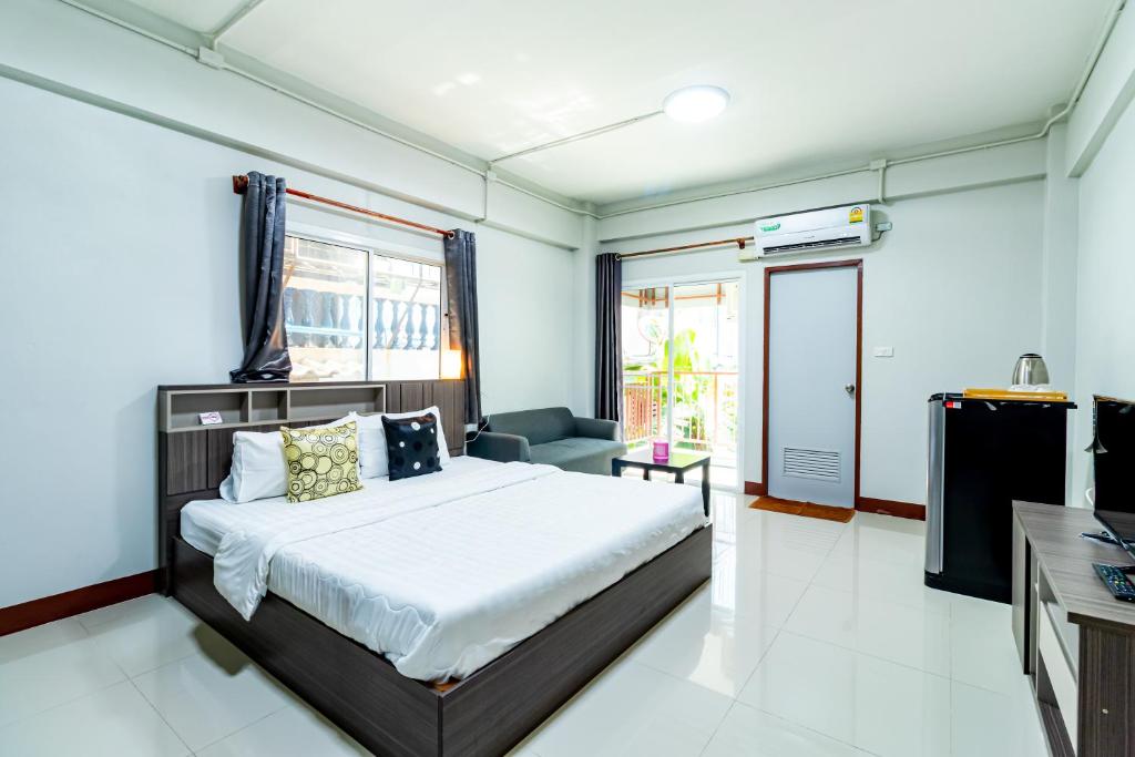 曼谷Tree Place的一间卧室设有一张大床和一个窗户。
