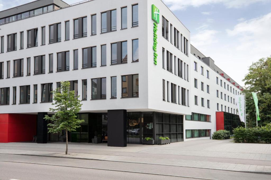慕尼黑慕尼黑西园假日酒店的上面有绿色标志的办公楼