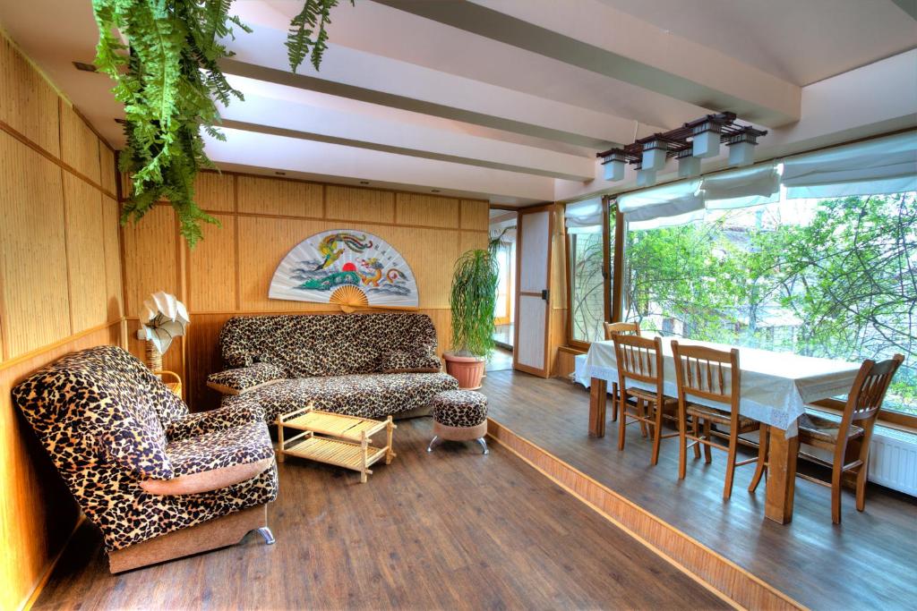 敖德萨达芬奇别墅酒店的客厅配有沙发和桌子