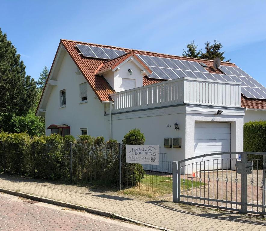 阿尔滕基兴Ferienwohnung Insel Rügen - Haus Albatros的屋顶上设有太阳能电池板的房子