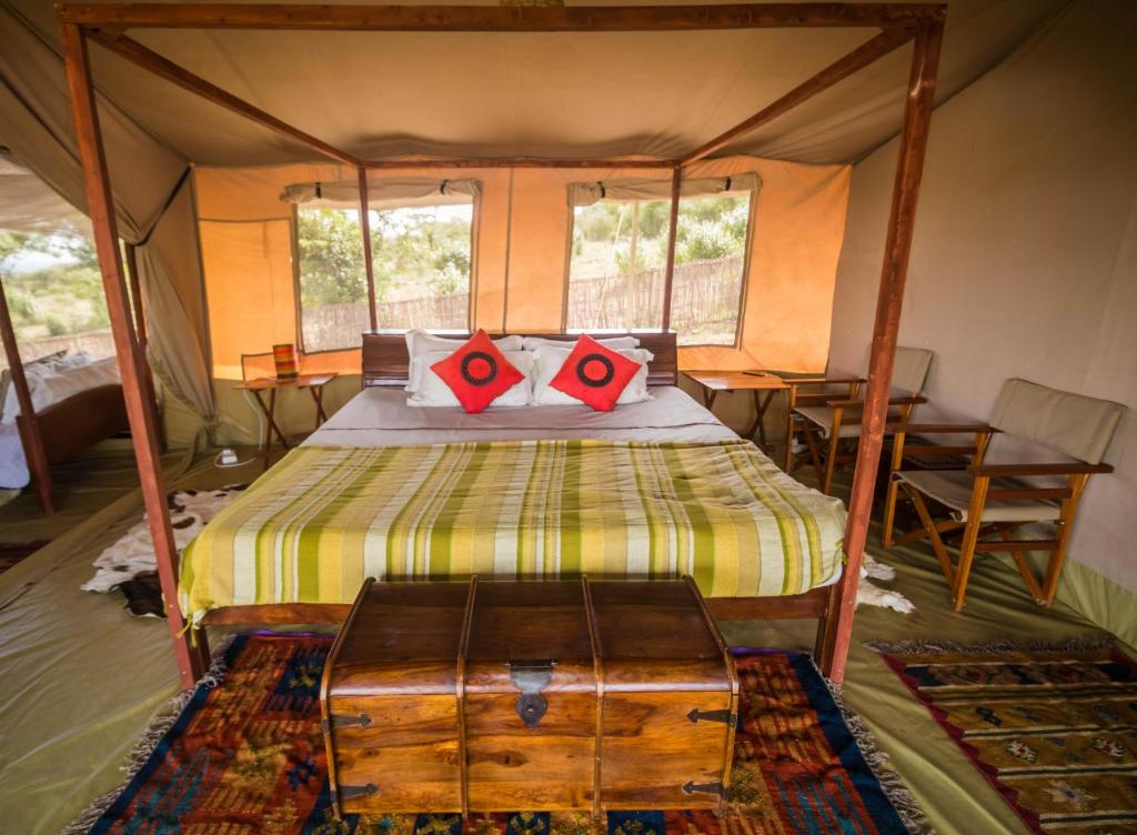 SekenaniOldarpoi Wageni Camp的帐篷内一间卧室,配有一张床