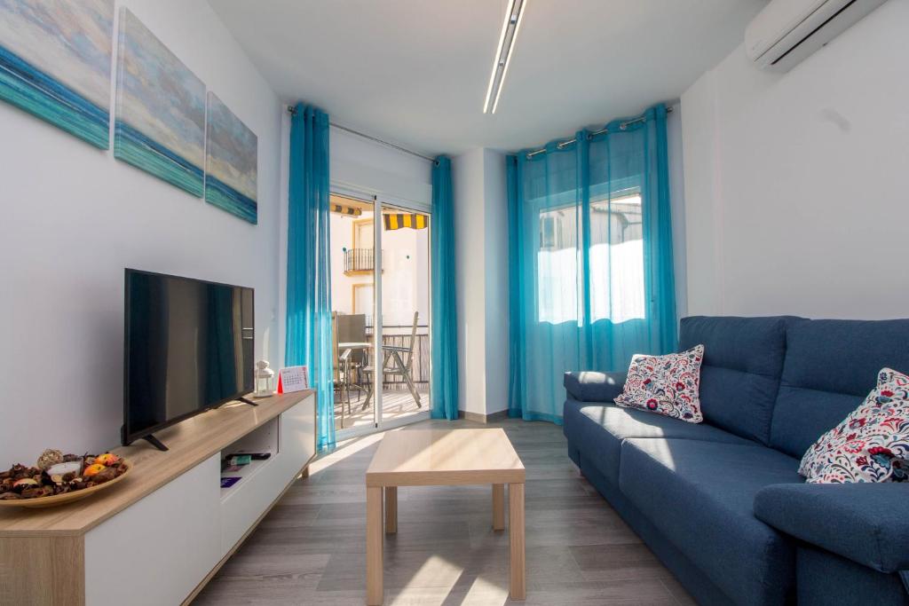 多列毛利诺斯Santa Amalia 18 by IVI Real Estate的客厅配有蓝色的沙发和电视