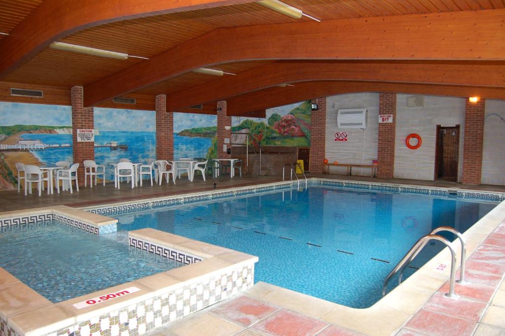 桑当怀特蒙特瑞酒店的大楼内带桌椅的大型游泳池
