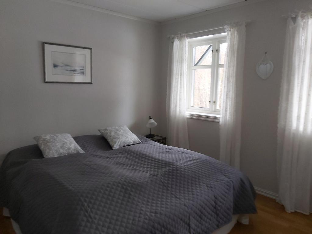 莫斯Huset i skogen的一间卧室设有一张床和一个窗口