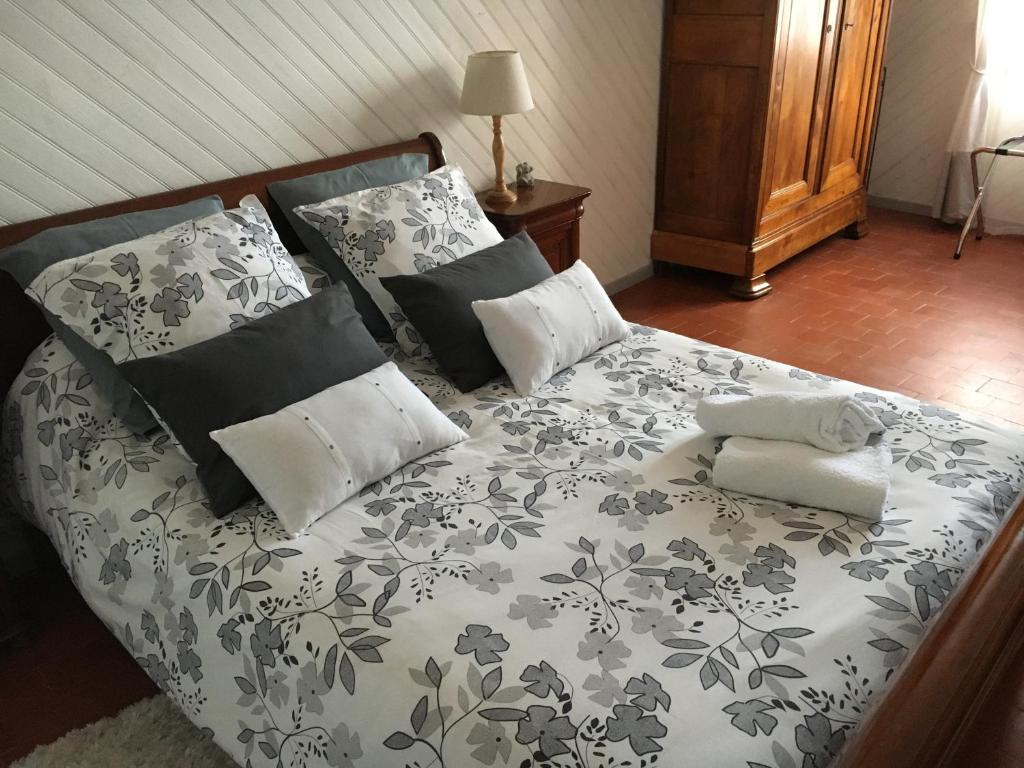 Bourréles mésanges的一张配有黑白床单和枕头的床