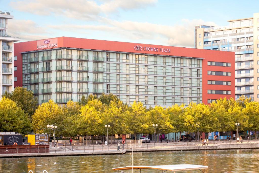 伦敦皇冠假日伦敦多克兰酒店的河岸边有标志的红色建筑