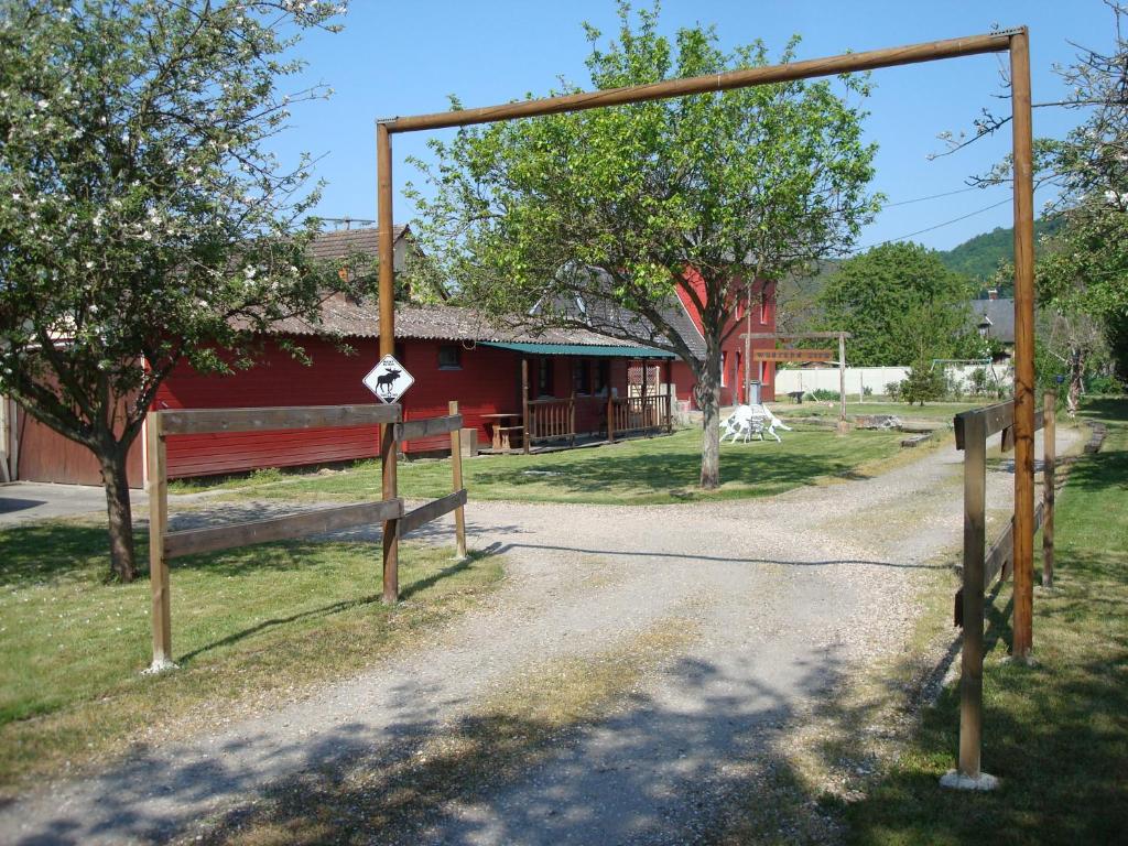 Romilly-sur-AndelleTiny House Westen Life的红谷仓,有门和土路