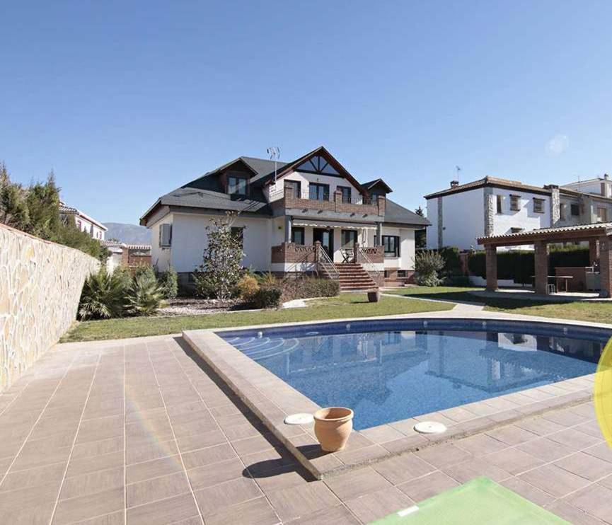 OturaVilla nórdica, Otura的房屋前有游泳池的房子