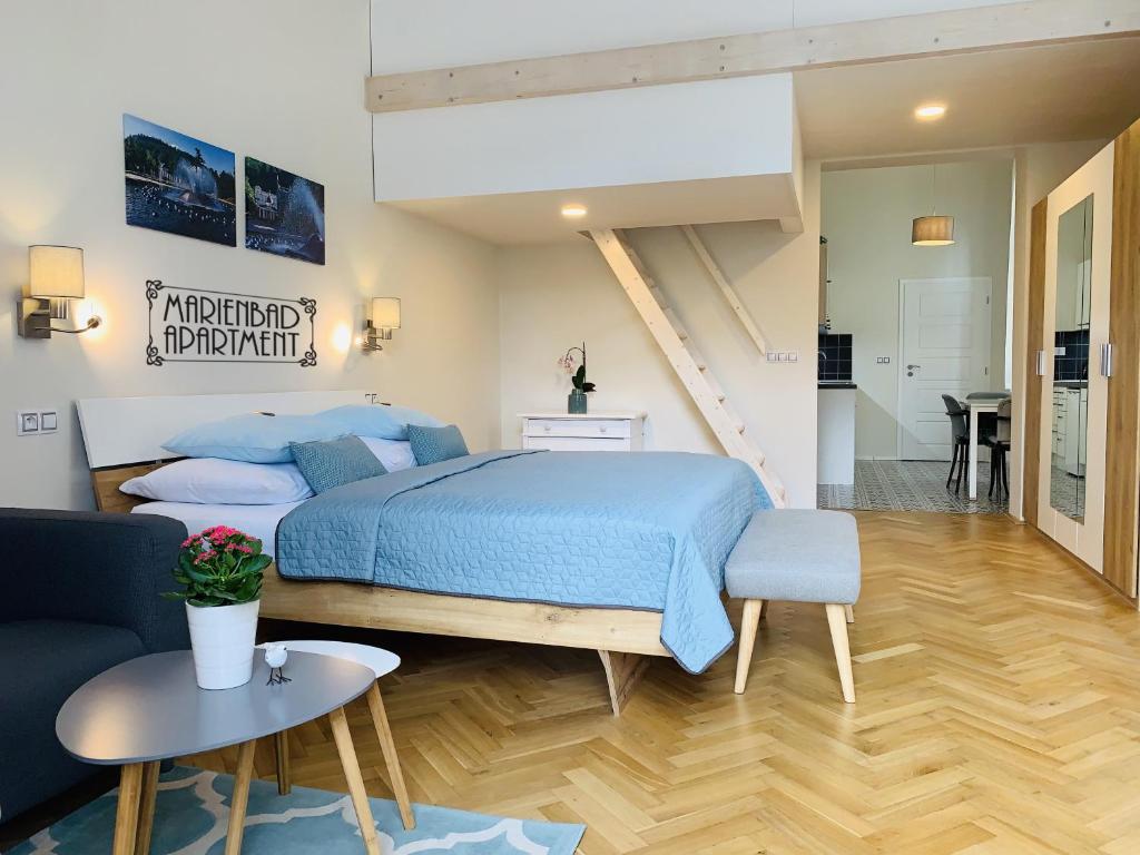 玛丽亚温泉Marienbad Apartment的一间带蓝色床的卧室和一间客厅