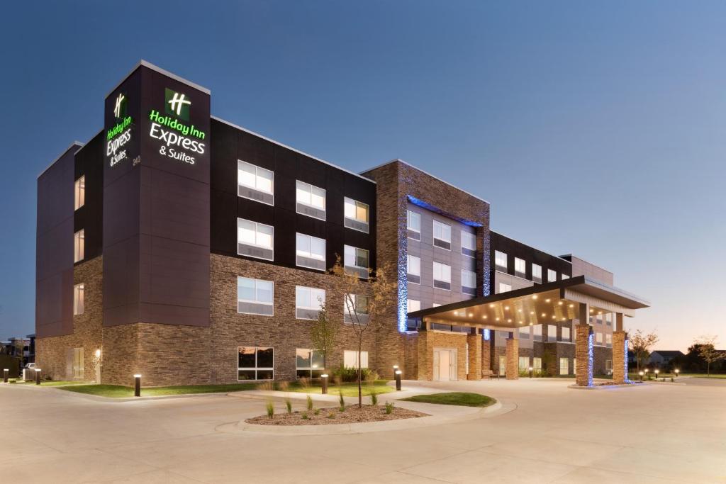 西得梅因Holiday Inn Express & Suites - West Des Moines - Jordan Creek, an IHG Hotel的酒店外观的 ⁇ 染