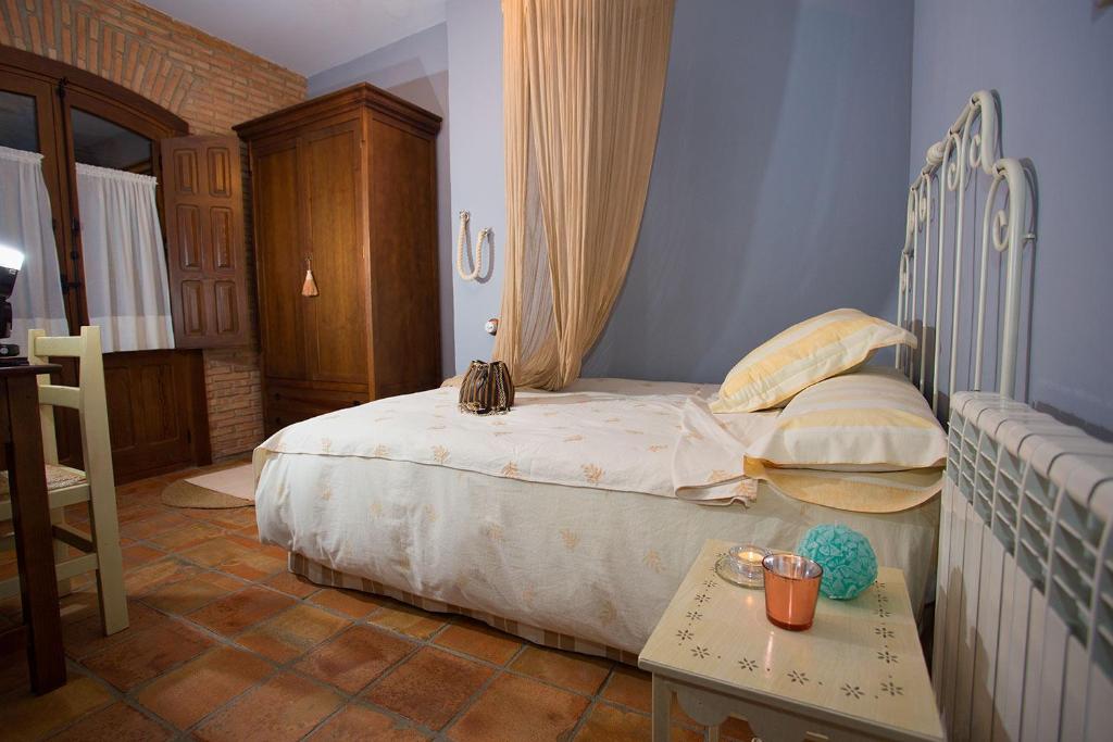Aldea de Trujillo卡萨厄尔特纳多乡村民宿的一间小卧室,配有一张床和一张桌子