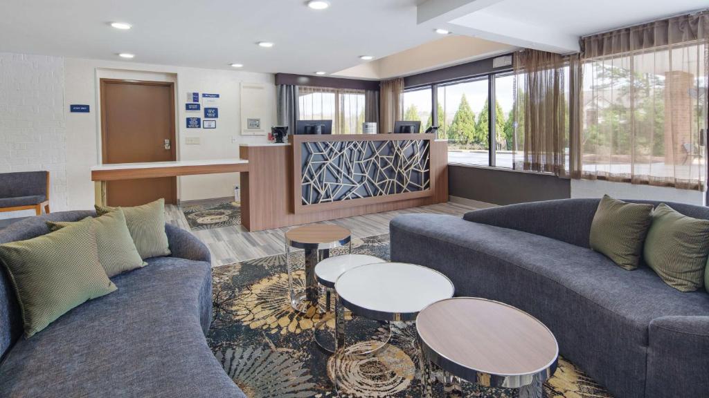 亚特兰大马利耶塔美国最有价值旅馆的客厅配有2张蓝色的沙发和桌子