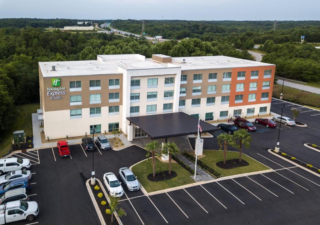 PiedmontHoliday Inn Express & Suites Greenville S - Piedmont, an IHG Hotel的停车场内停放车辆的酒店空中景观