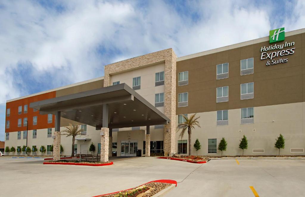 查尔斯湖Holiday Inn Express & Suites - Lake Charles South Casino Area, an IHG Hotel的大楼前有停车位的酒店